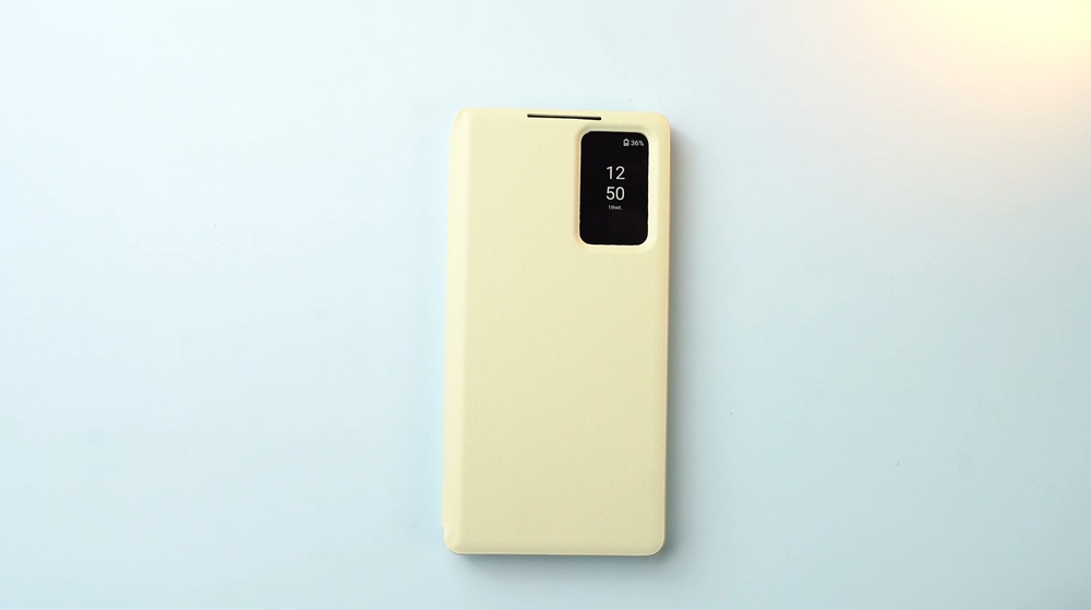 Lekka konstrukcja etui Smart View Wallet nie zaburza ładowania