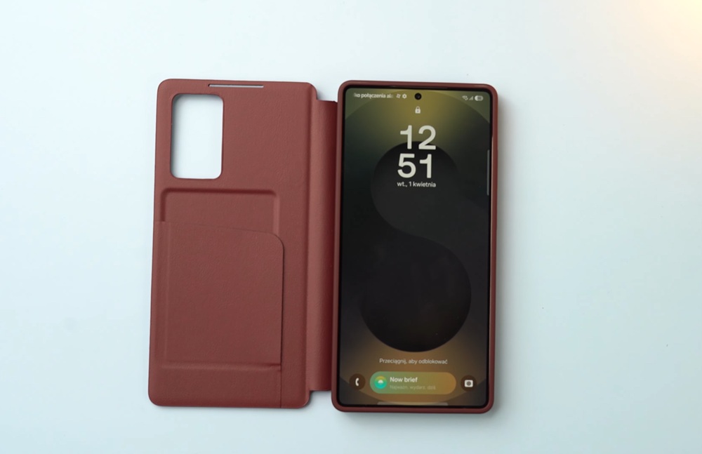 Miejsce na kartę w etui Smart View Wallet