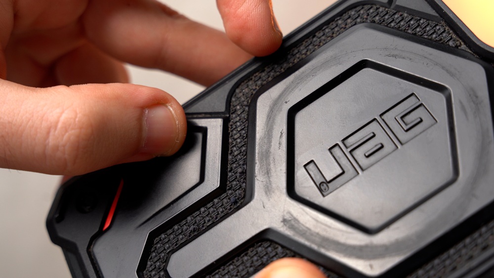 Zabrudzenia na kevlarze w etui UAG Monarch Pro Kevlar