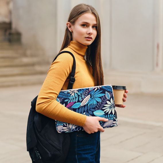 Ultralekkie etui na laptopa 13" z nadrukiem liści i dodatkową saszetką - niebieskie