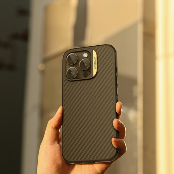Etui do iPhone 16 Pro, pancerne Nillkin, Carbon Fiber, do Magsafe, złote